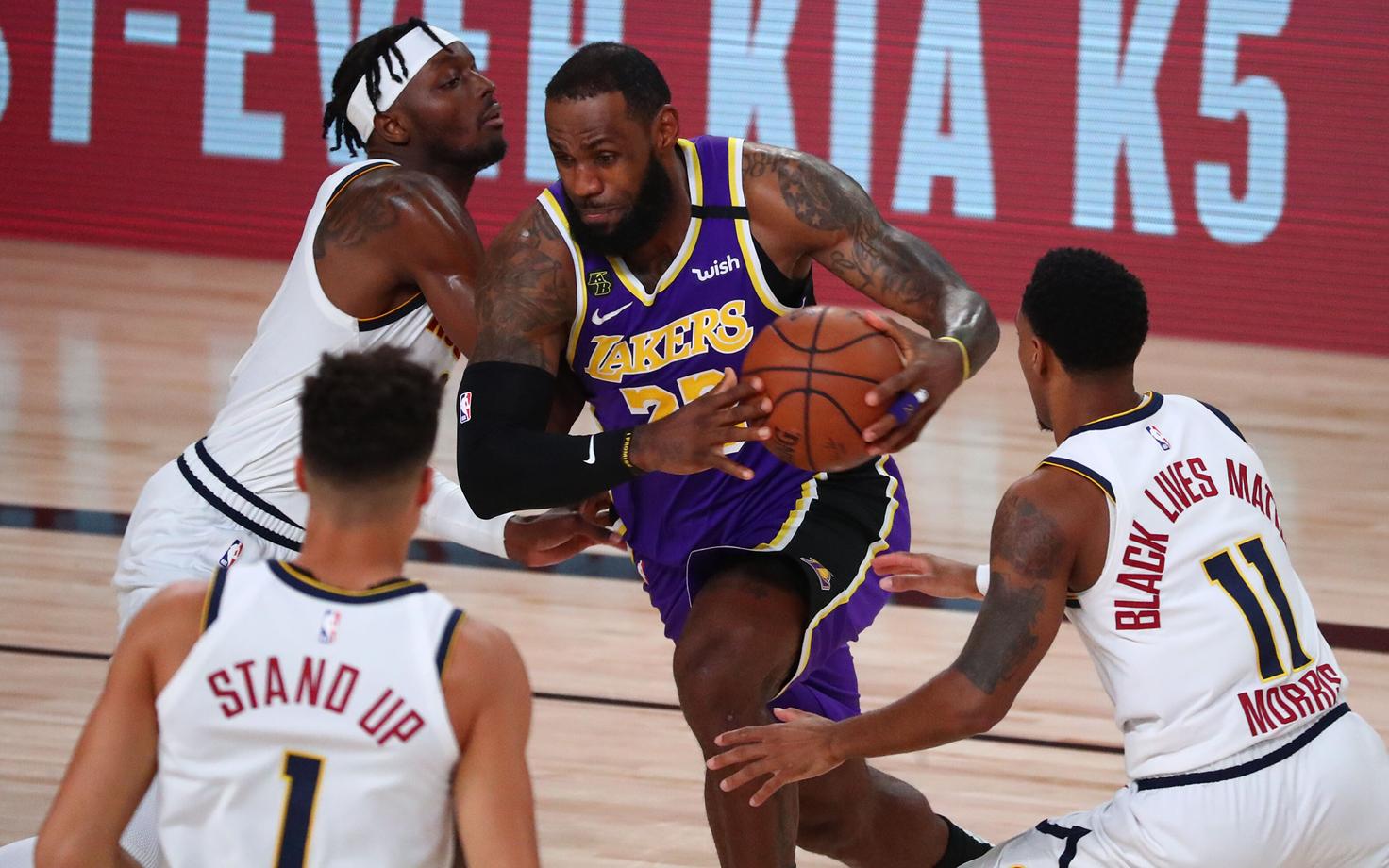 LeBron James (keskel) Denveri mängijate vastu