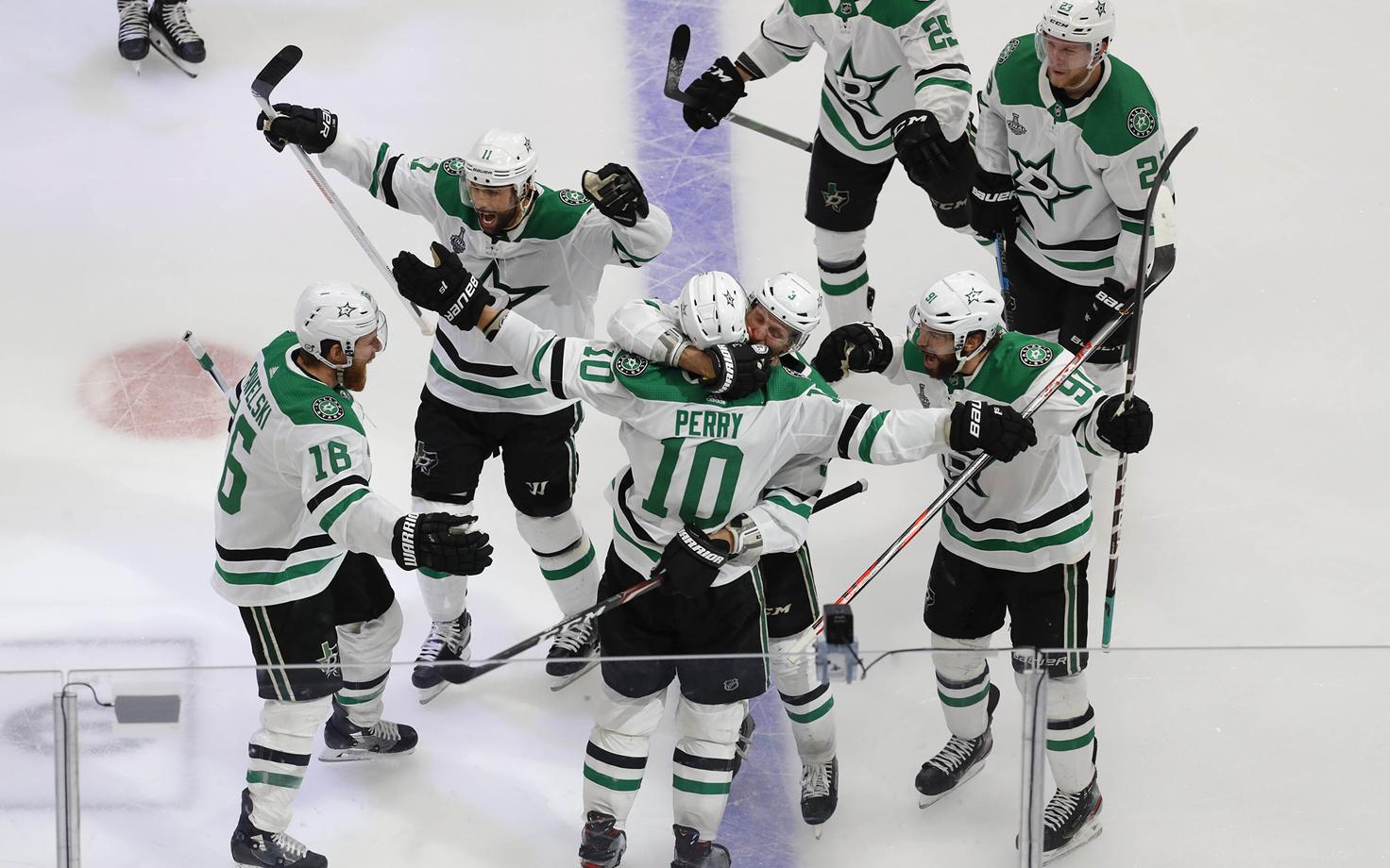 Dallas Stars võiduväravat tähistamas
