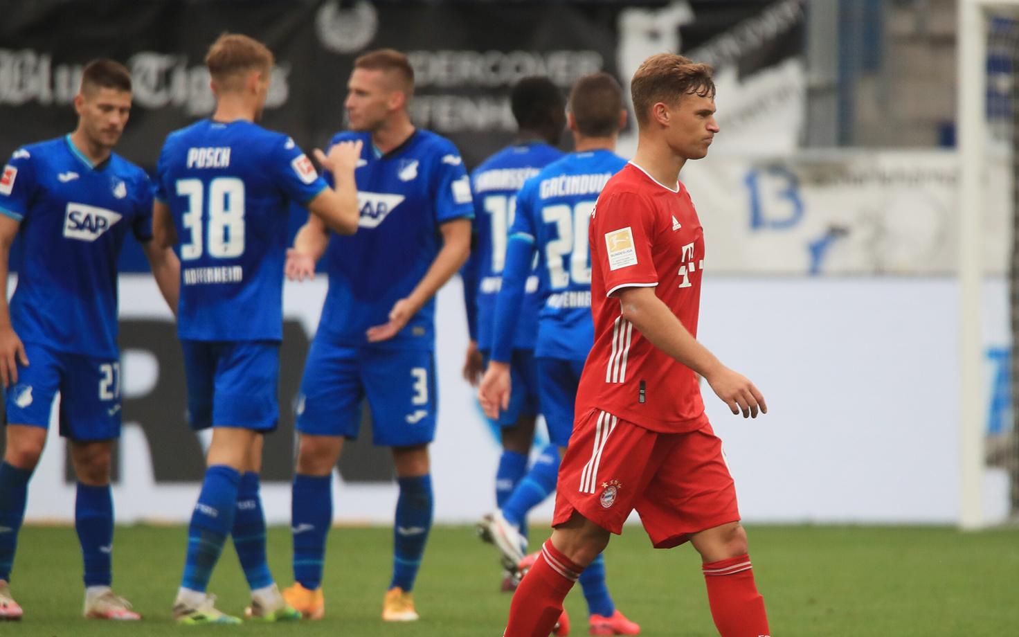 Esiplaanil Bayerni kaitsja Joshua Kimmich, taustal tähistavad Hoffenheimi mängijad