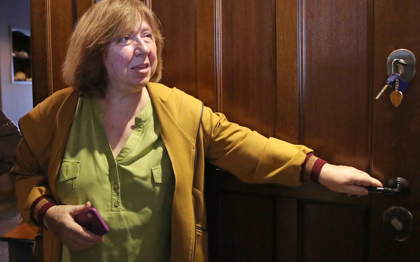 Svetlana Aleksijevitš oma koduuksel.