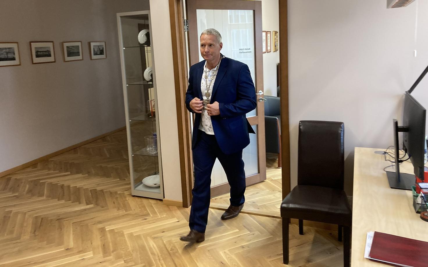 Юри Конрад.