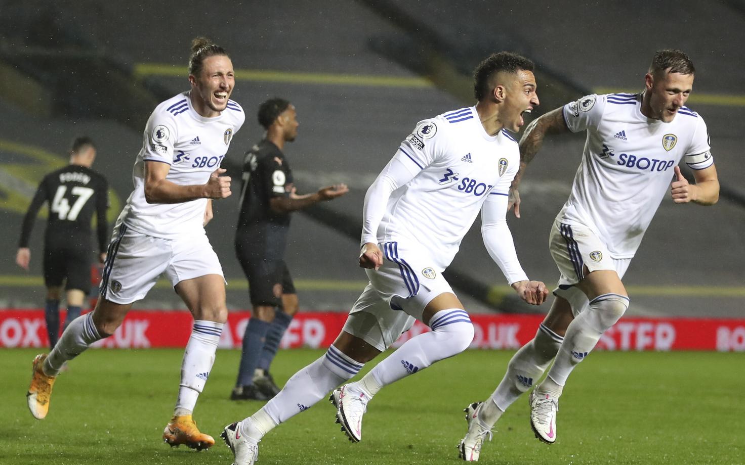 Leeds Unitedi mängijad väravat tähistamas