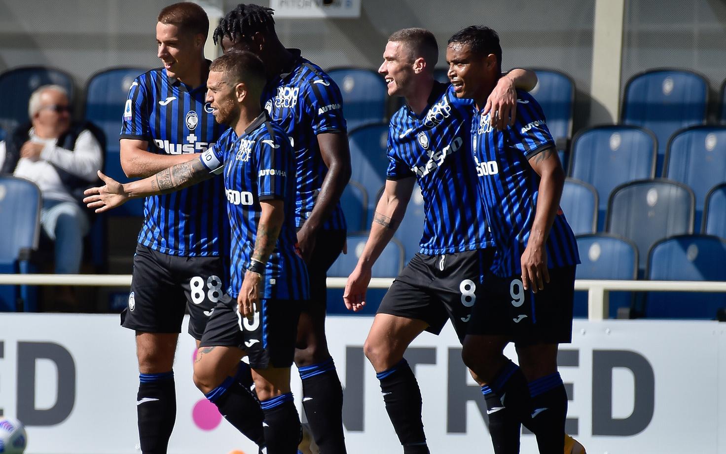 Atalanta mängijad kolmandat Cagliari võrku löödud väravat tähistamas