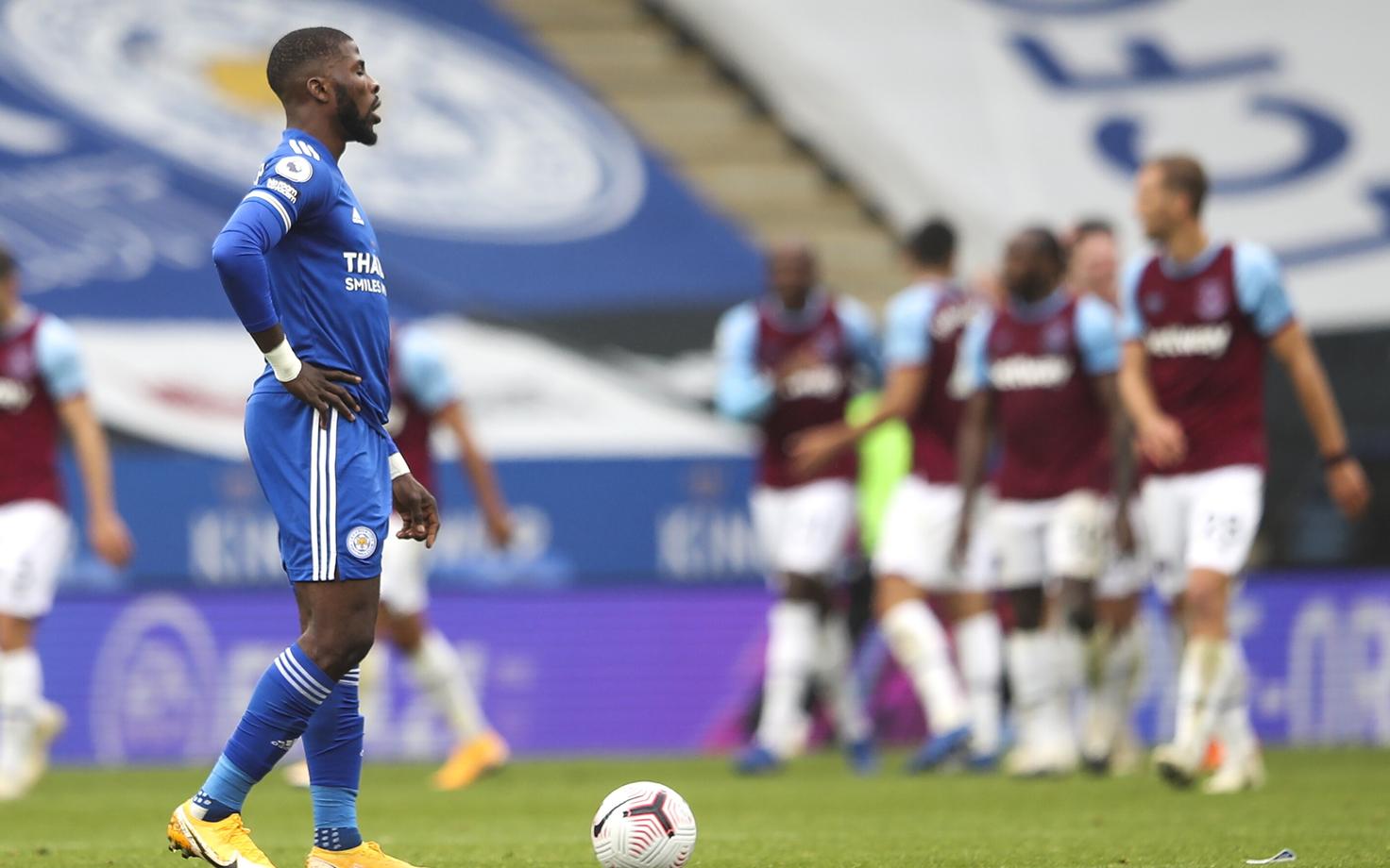 Leicesteri ründaja Kelechi Iheanacho, taustal tähistavad West Hami mängijad
