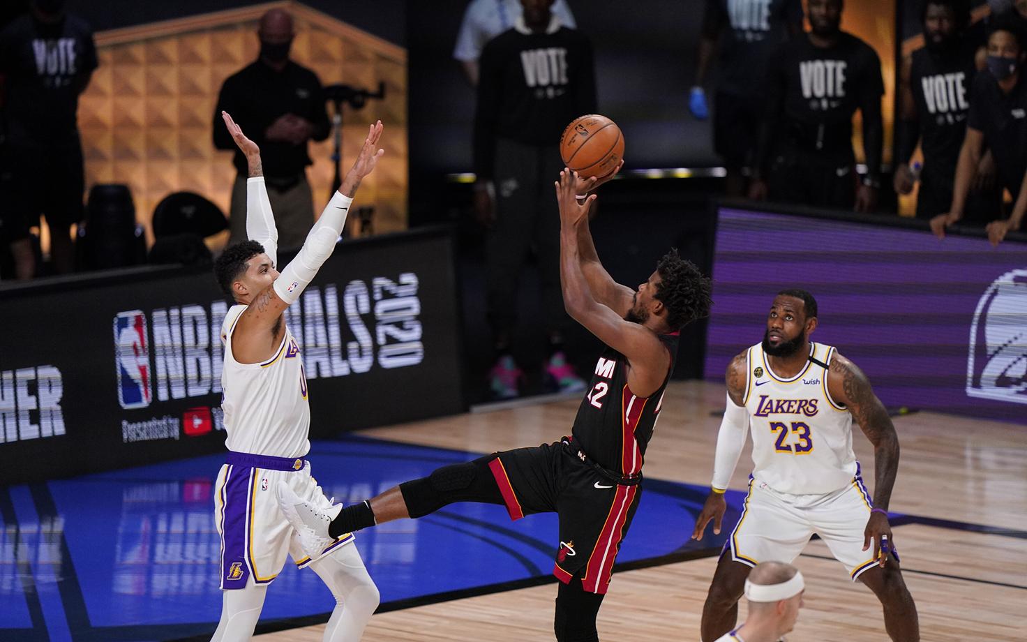 Jimmy Butler Kyle Kuzma ja LeBron Jamesi vahel.