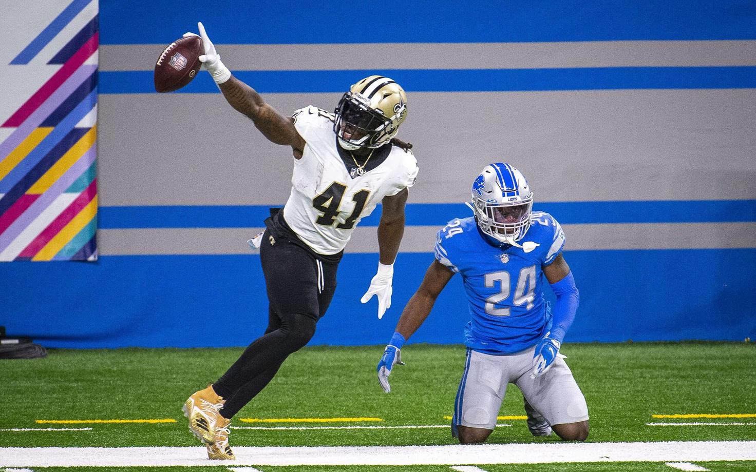 Saintsi jooksja Alvin Kamara (#41) tähistamas pärast järjekordset edukat jooksu.