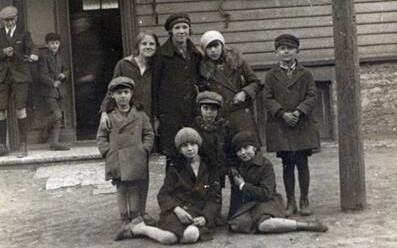 Seltskond Vana-Kalamaja 5 ees 1930. aaastal