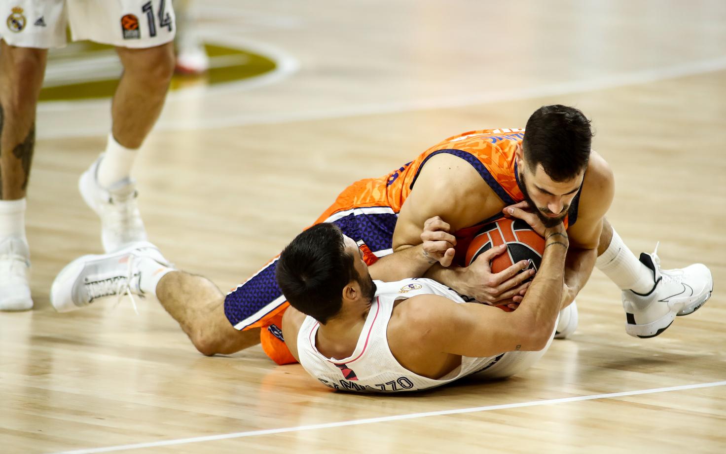 Facundo Campazzo (Madridi Real) - Nikola Kalinic (Valencia)