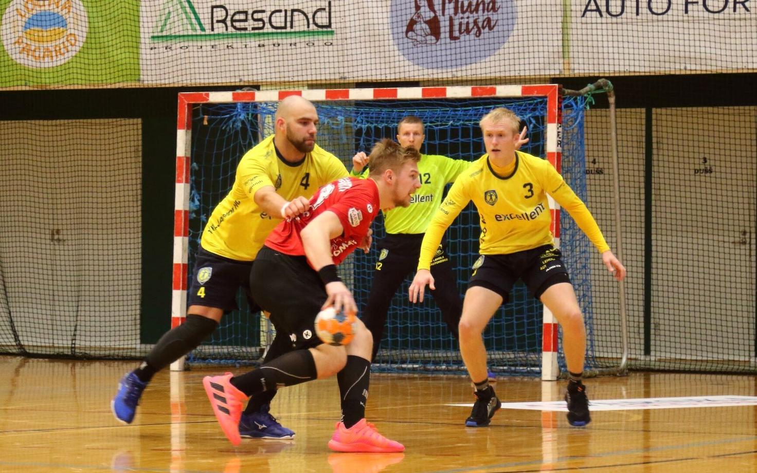 Hetk Serviti ja Viljandi kohtumisest, kus Ülljo Pihuse plaani pall Rasmus Otsa väravasse saata püüavad takistada Kristjan Koovit ja Aleksander Pertelson.