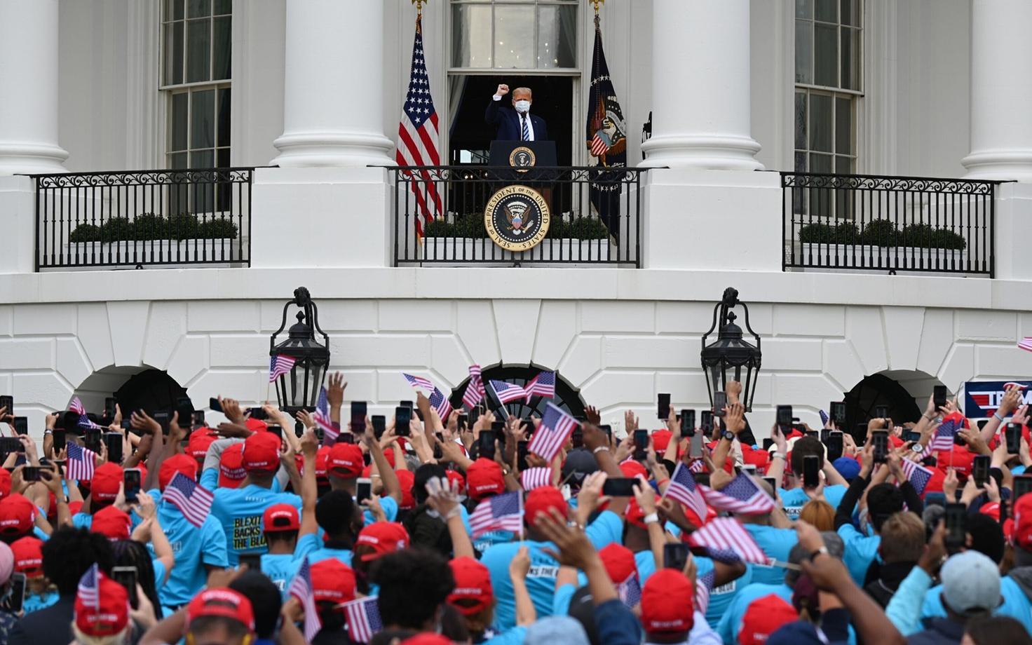 President Trump Valge Maja rõdult kõnelemas.