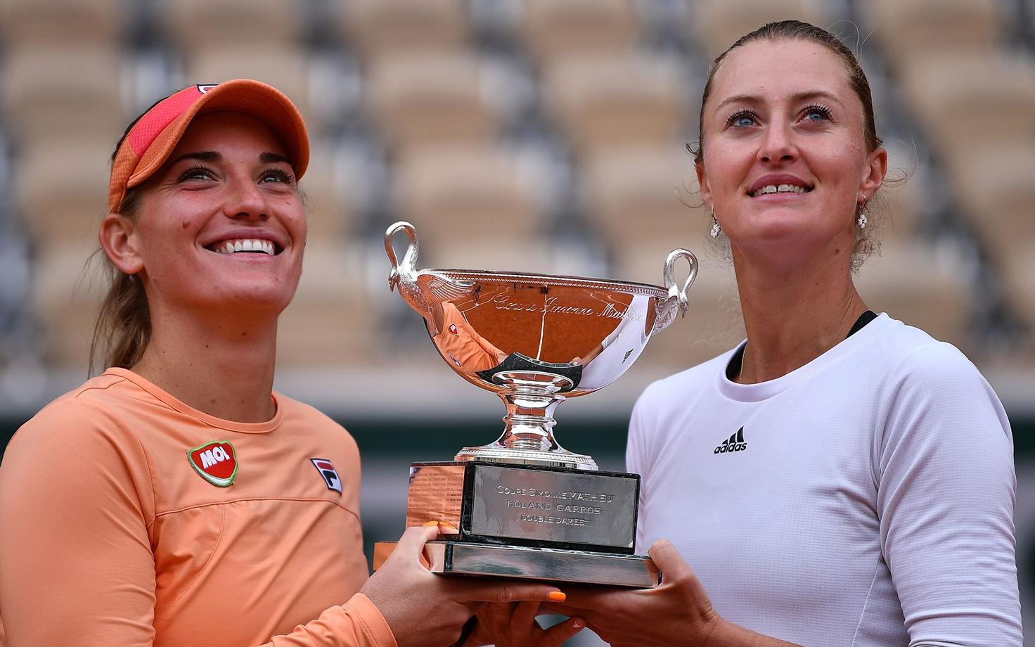 Timea Babos ja Kristina Mladenovic võidukarikaga.