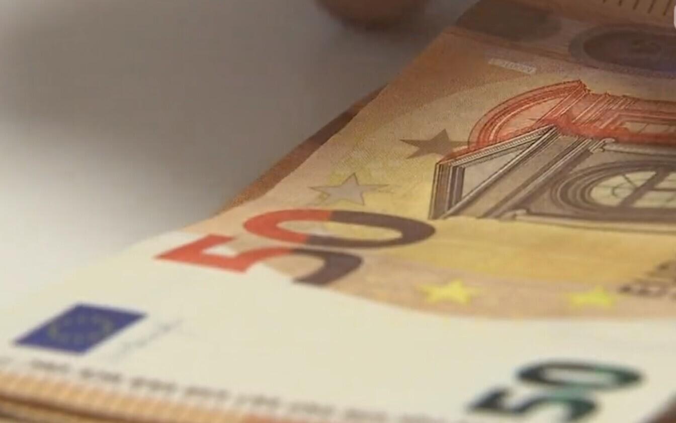 Возвращать переплаченный налог начнут 26 февраля.