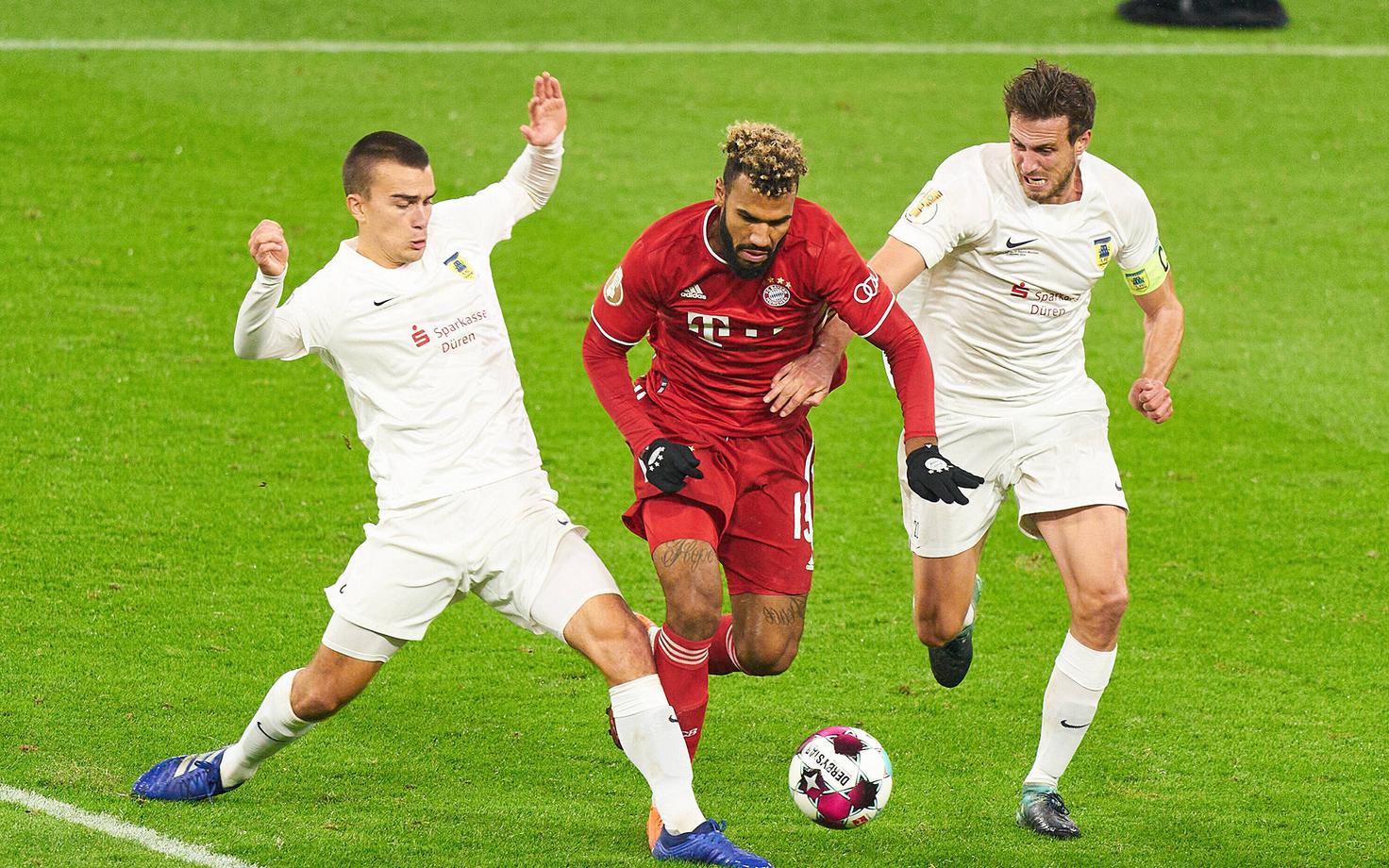 Eric Maxim Choupo-Moting (keskel)