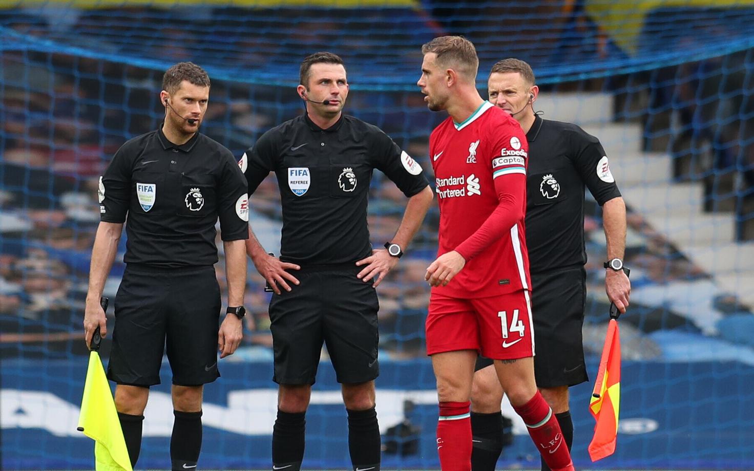 Liverpooli kapten Jordan Henderson ja matši kohtunikud