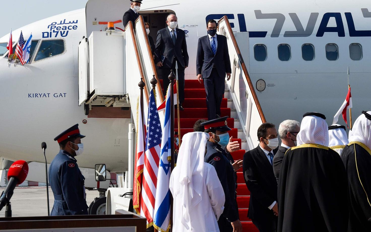 Bahreini ametiisikud Iisraeli delegatsiooni lennuväljal vastu võtmas, trepist laskub USA rahandusminister Steven Mnuchin.