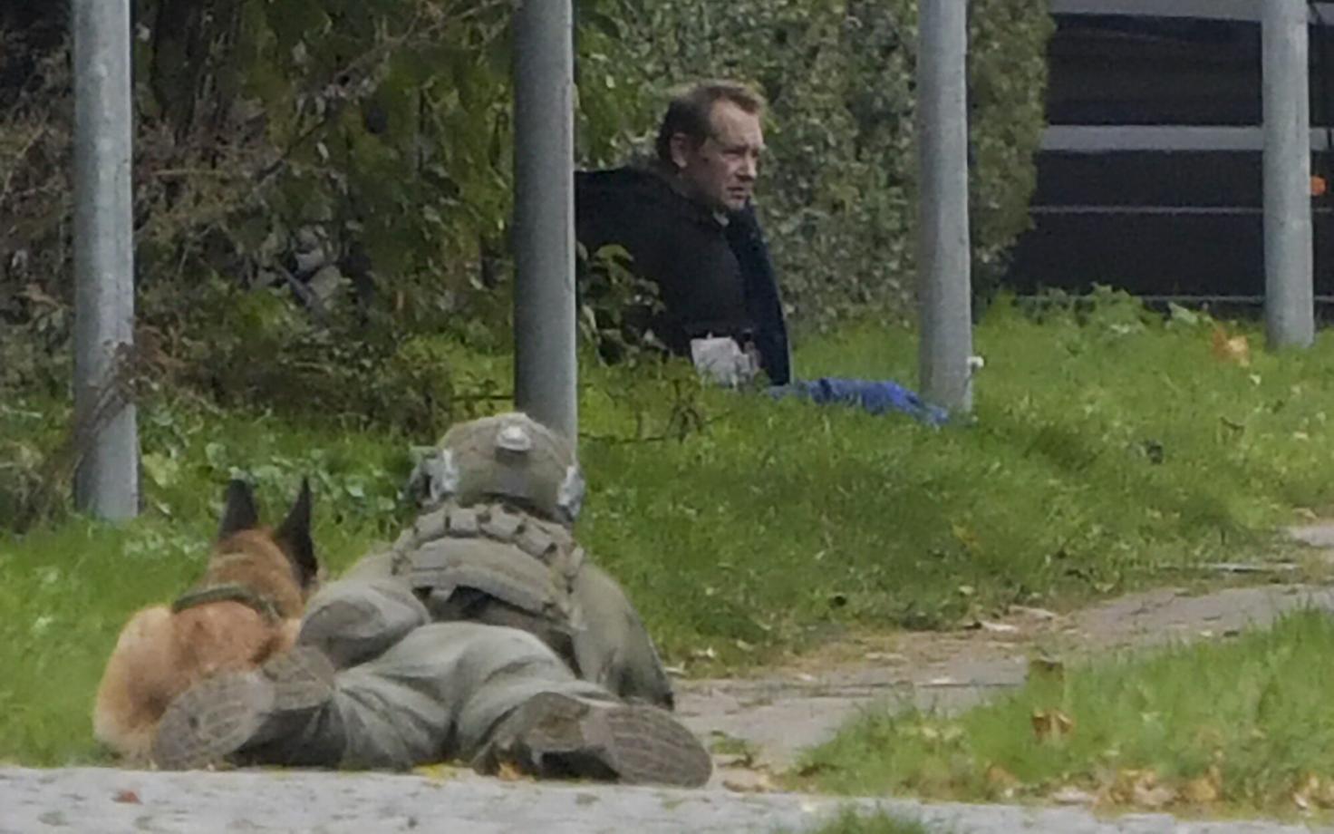 Madsen Taani politsei eriüksuse snaipri sihikul.