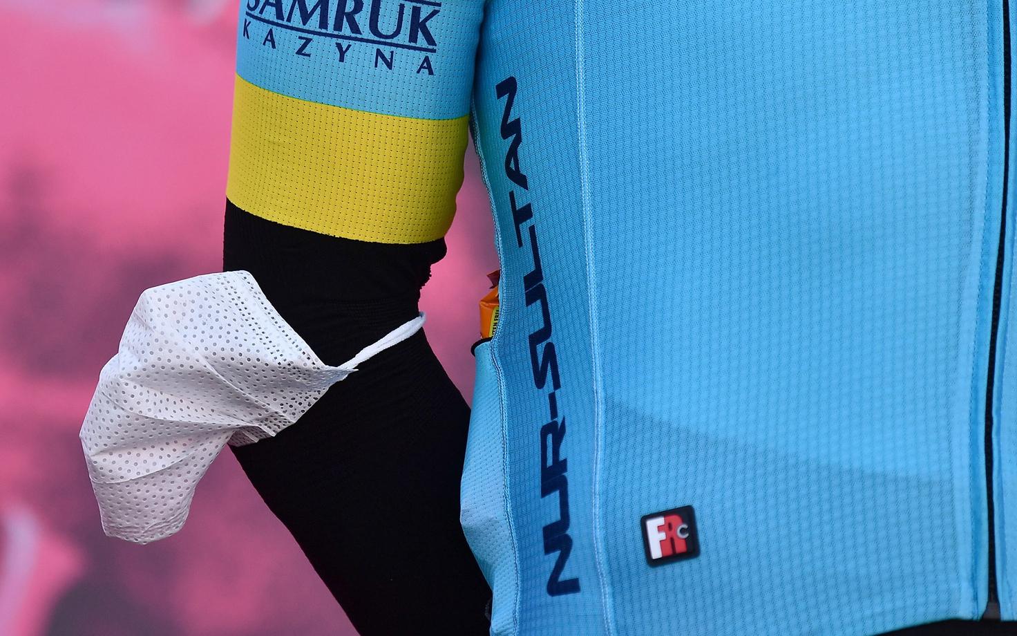 Astana meeskonna personaliliige andis Giro d'Italial positiivse koroonaproovi
