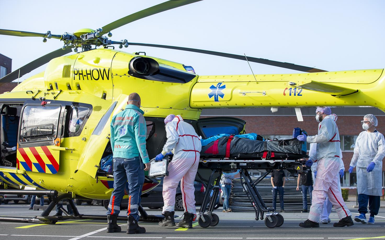 Koroonapatsient transporditakse helikopteriga Hollandist Almere linna haiglast Saksamaale.