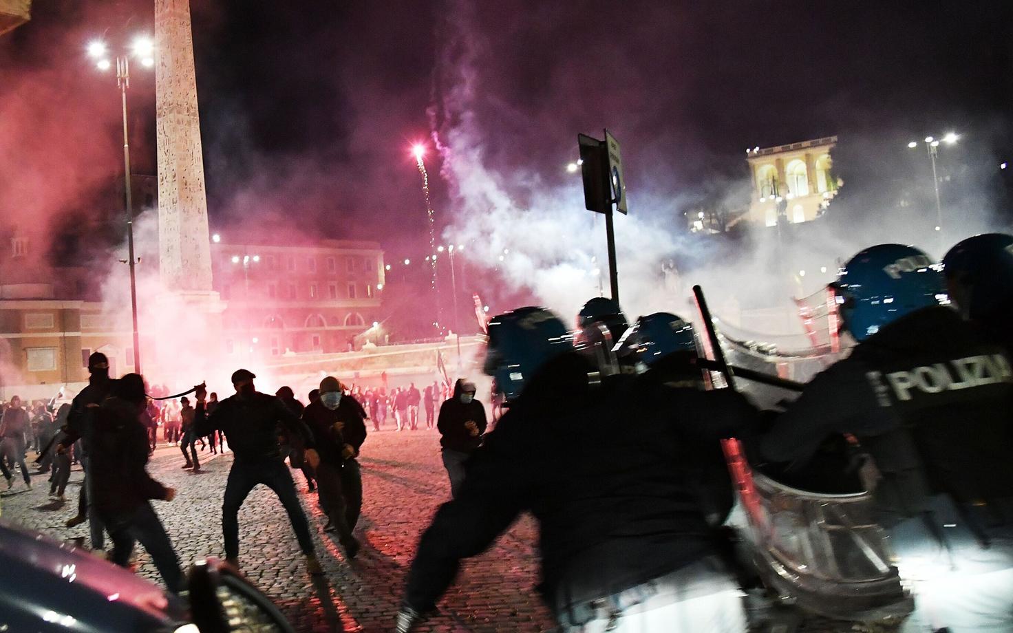 Politsei ajab Piazza del Popolol meeleavaldajaid laiali.