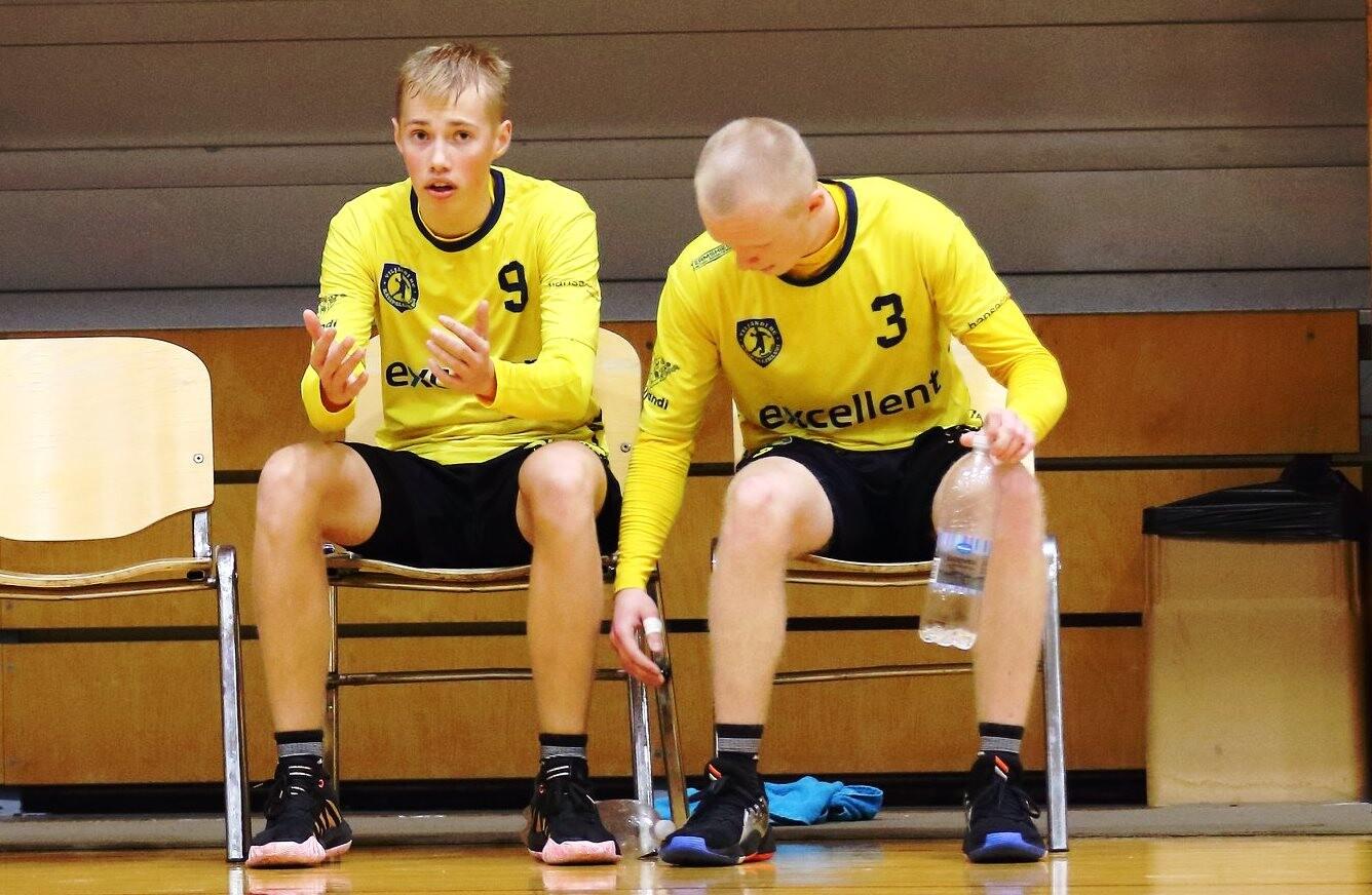 Hendrik Koks (vasakul) ja Aleksander Pertelson viskasid Viljandi HC võidumängus Läti meister Tenaxi üle kahe peale kümme väravat.