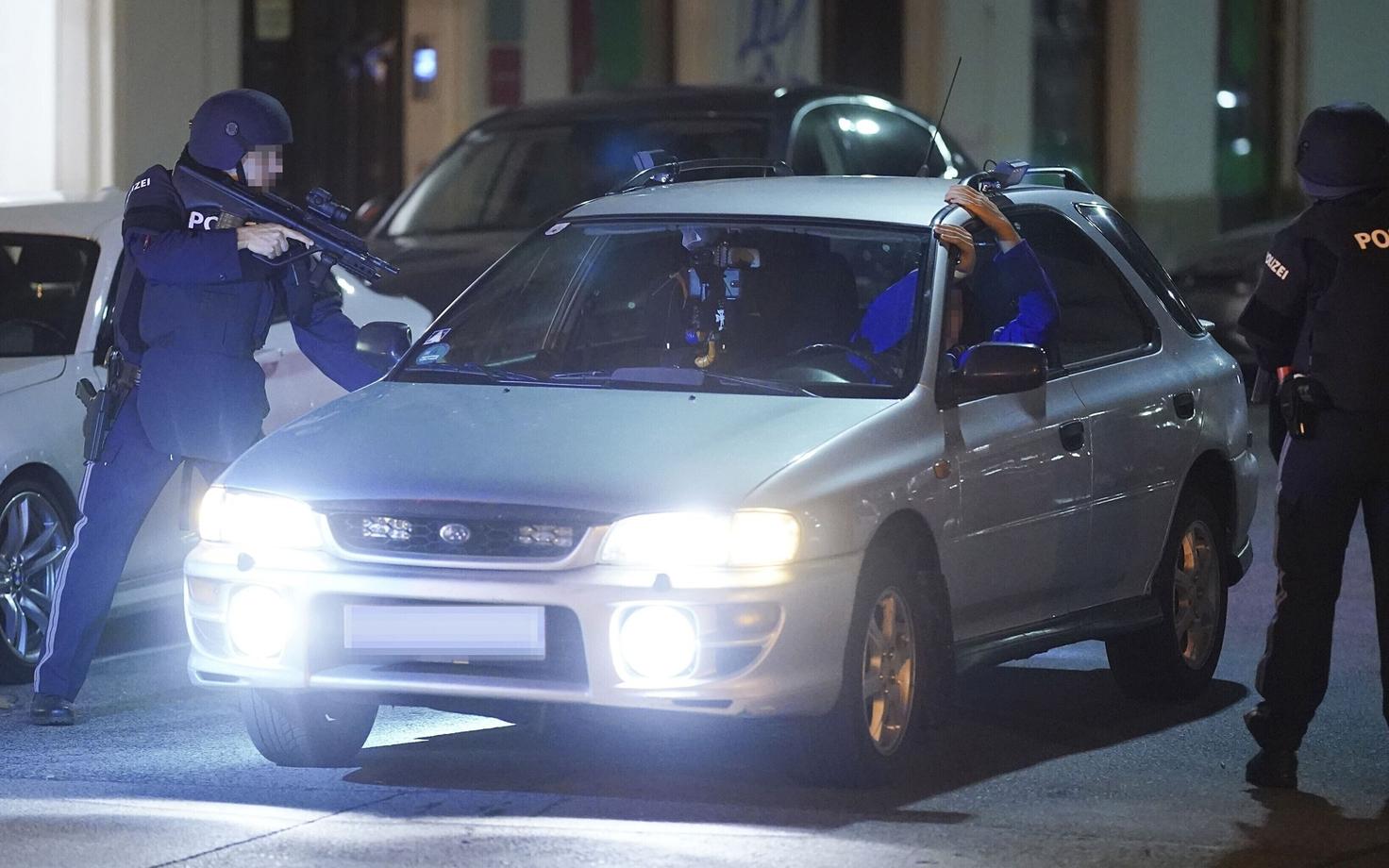 Relvastatud politseinikud Viinis autosid kontrollimas.