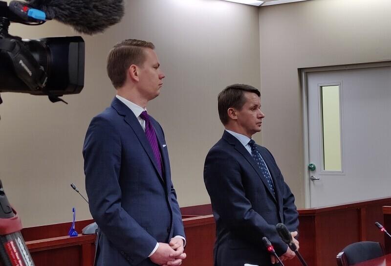 Валво Семиларски (справа) и его адвокат Оливер Няэс в зале суда.