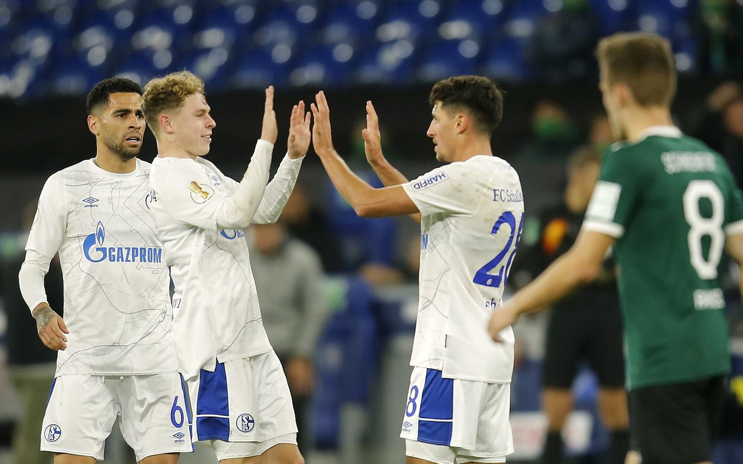 Schalke meeskond rõõmustamas
