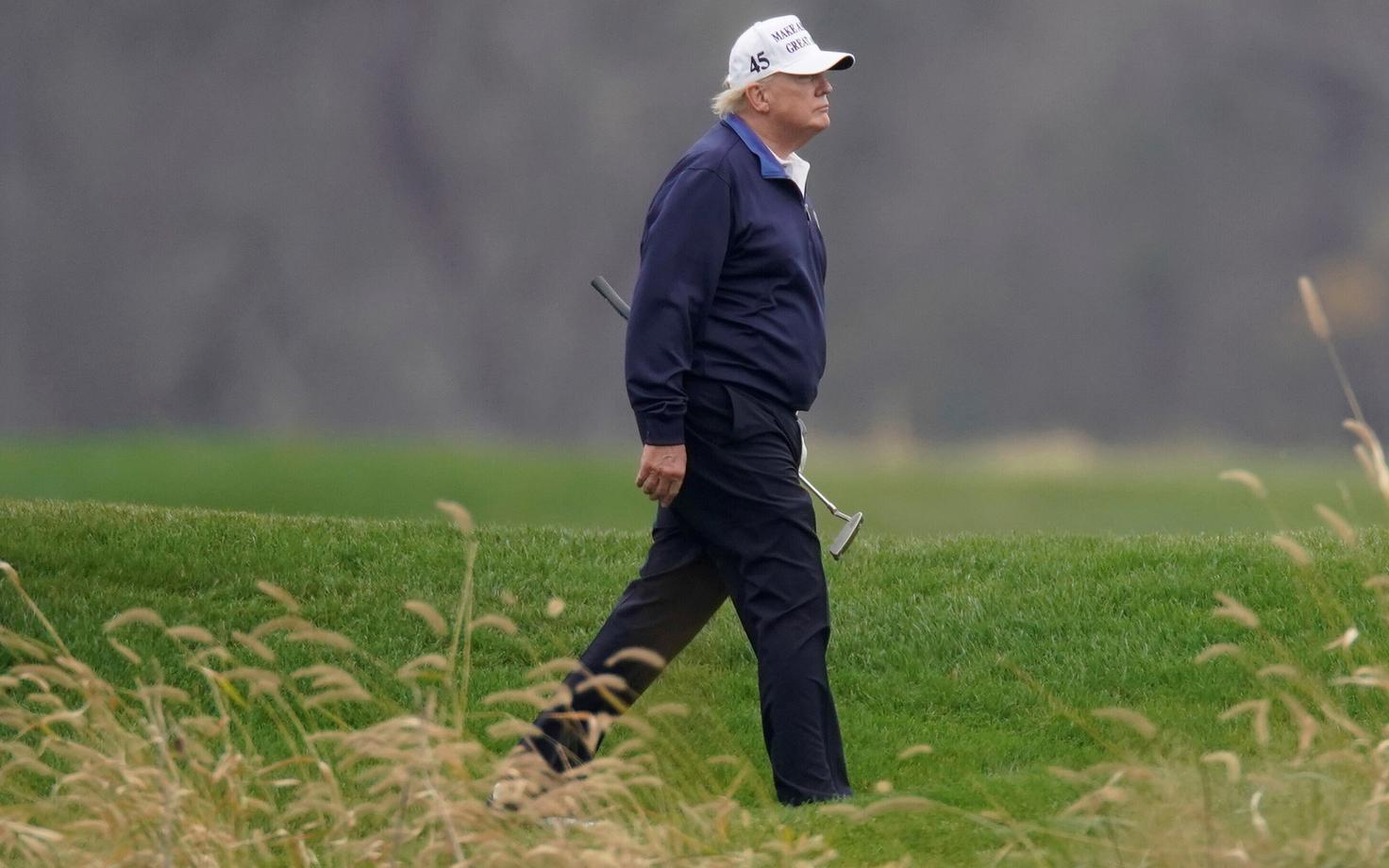 Donald Trump nädalavahetusel golfi mängimas.