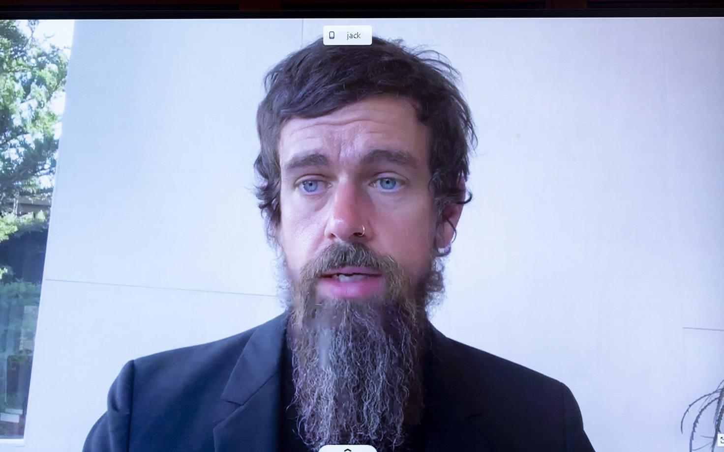 Twitteri juht Jack Dorsey videoülekandes kongressi ees.