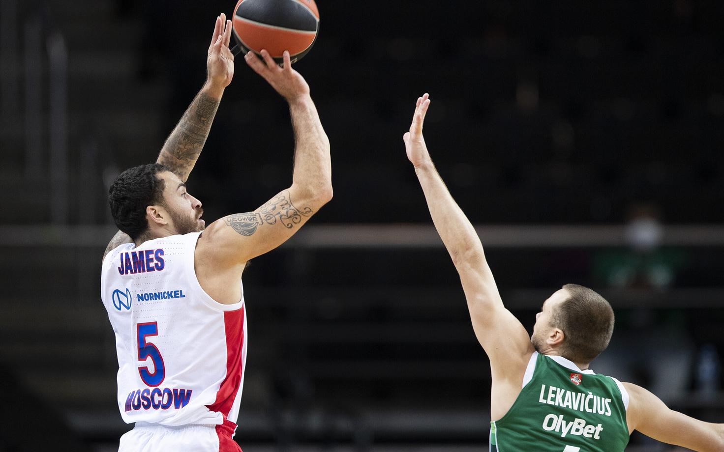 Mike James (vasakul) oli Moskva CSKA resultatiivseim mängija