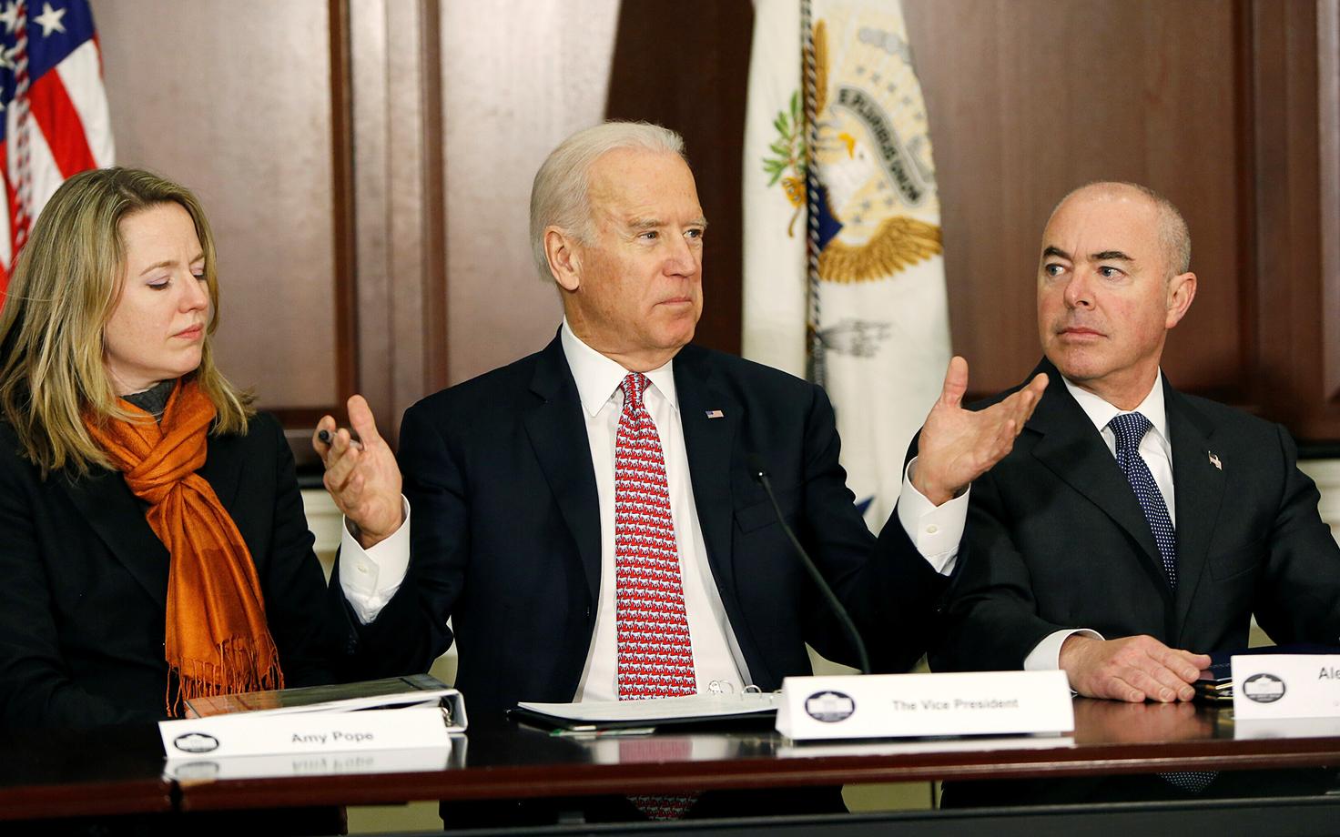 Joe Biden (keskel) ja Alejandro Mayorkas (paremal).