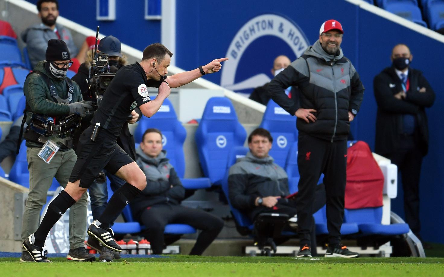 Kohtunik Stuart Attwell ja Liverpooli peatreener Jürgen Klopp