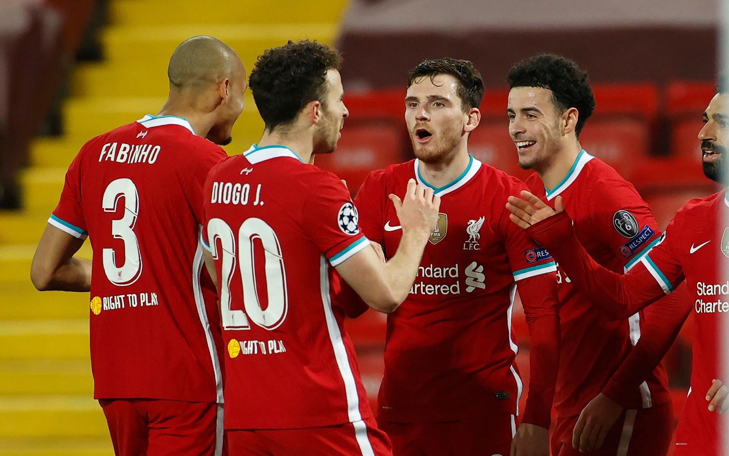 Liverpooli mängijad Curtis Jonesi väravat tähistamas.