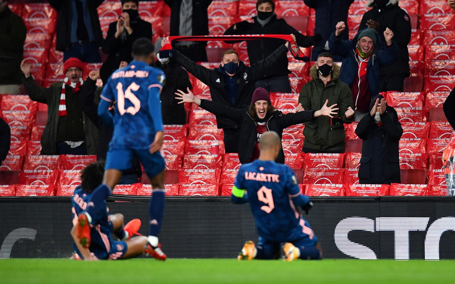 Alexandre Lacazette sai fännide ees väravat tähistada.