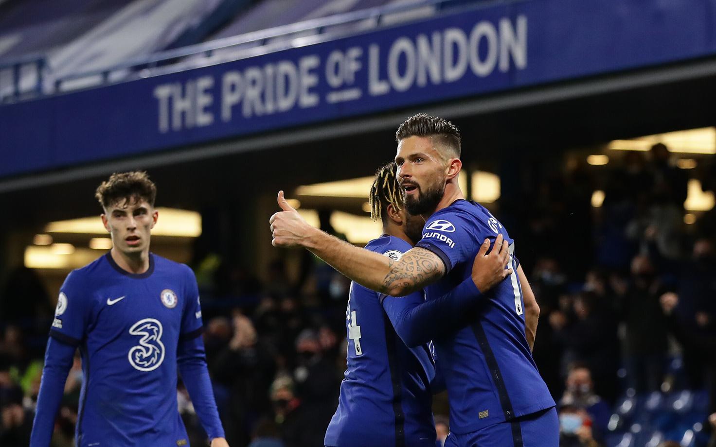 Olivier Giroud meeskonnakaaslastega väravat tähistamas.
