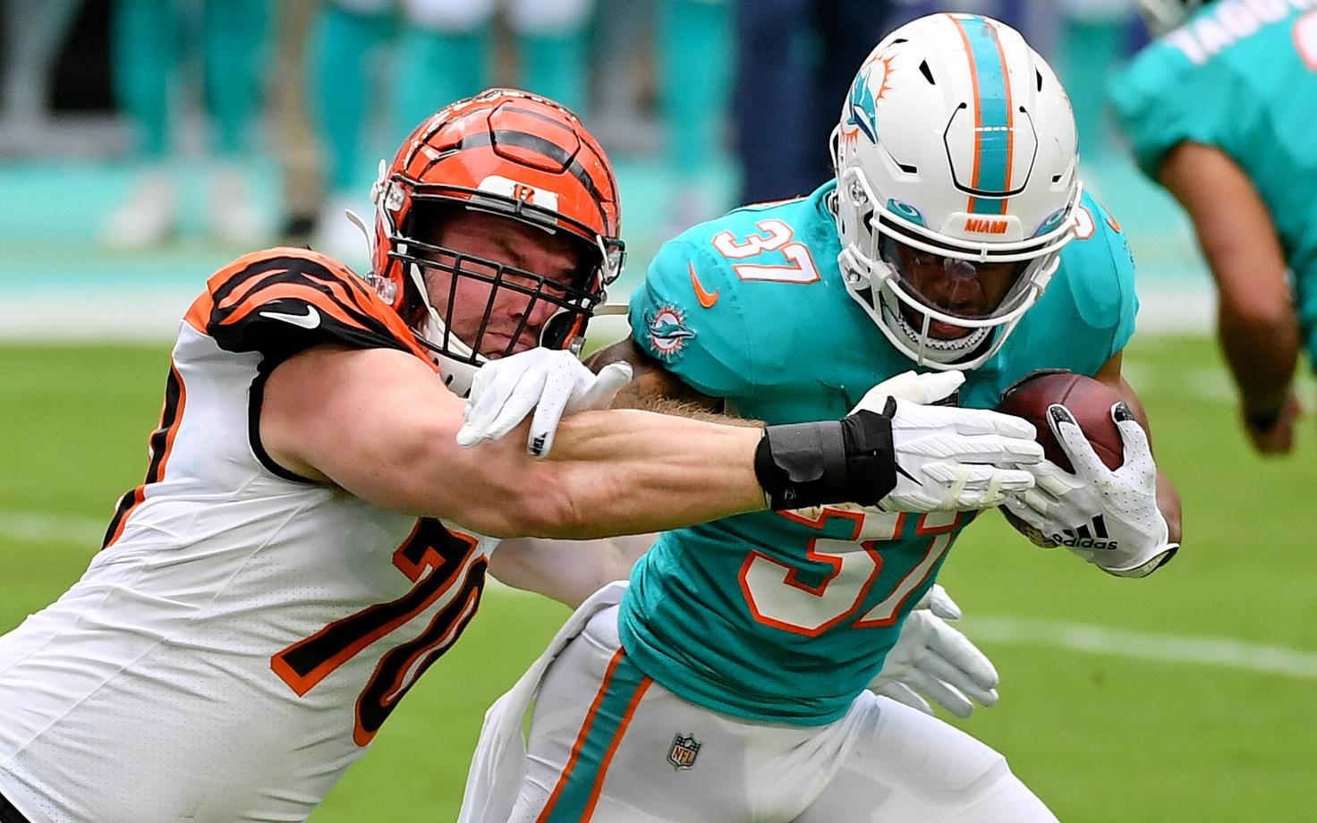 Margus Hunt (Bengals) ja Myles Gaskin (Dolphins)