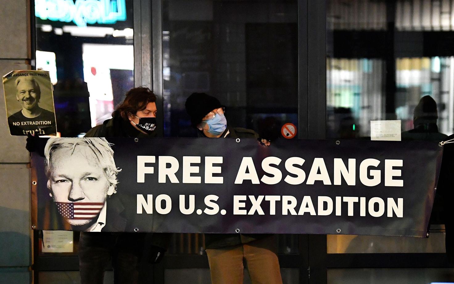 Assange`i vabastamist nõudvad meelavaldajad Brüsselis.