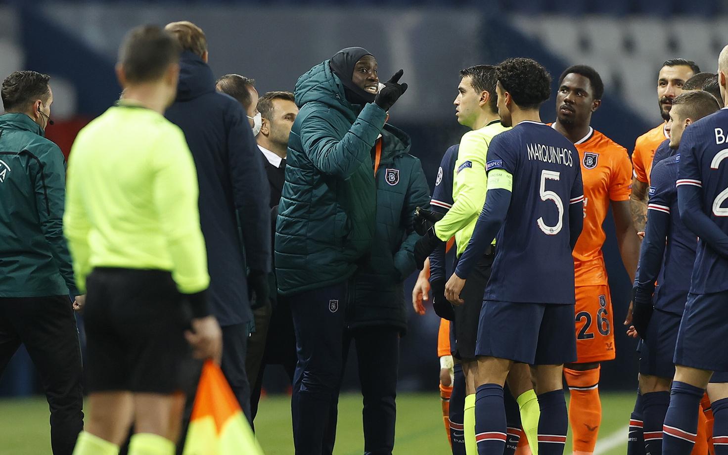 Basaksehiri varumängija Demba Ba kohtunikule oma pahameelt avaldamas