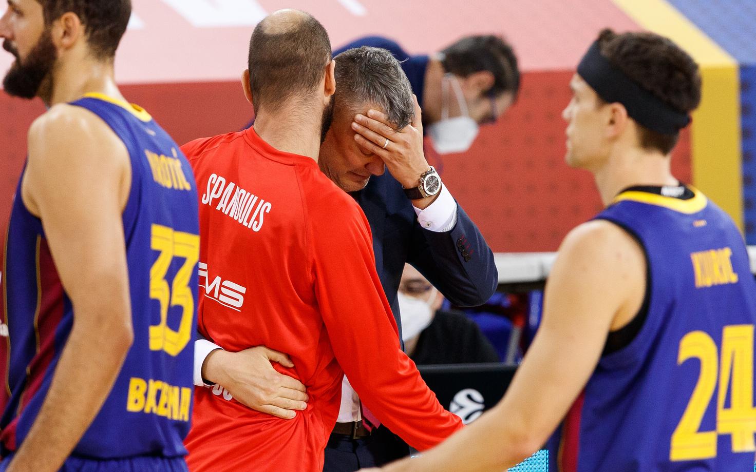 Barcelona peatreener Šarunas Jasikevicius (keskel) ja Olympiakose legend Vassilis Spanoulis