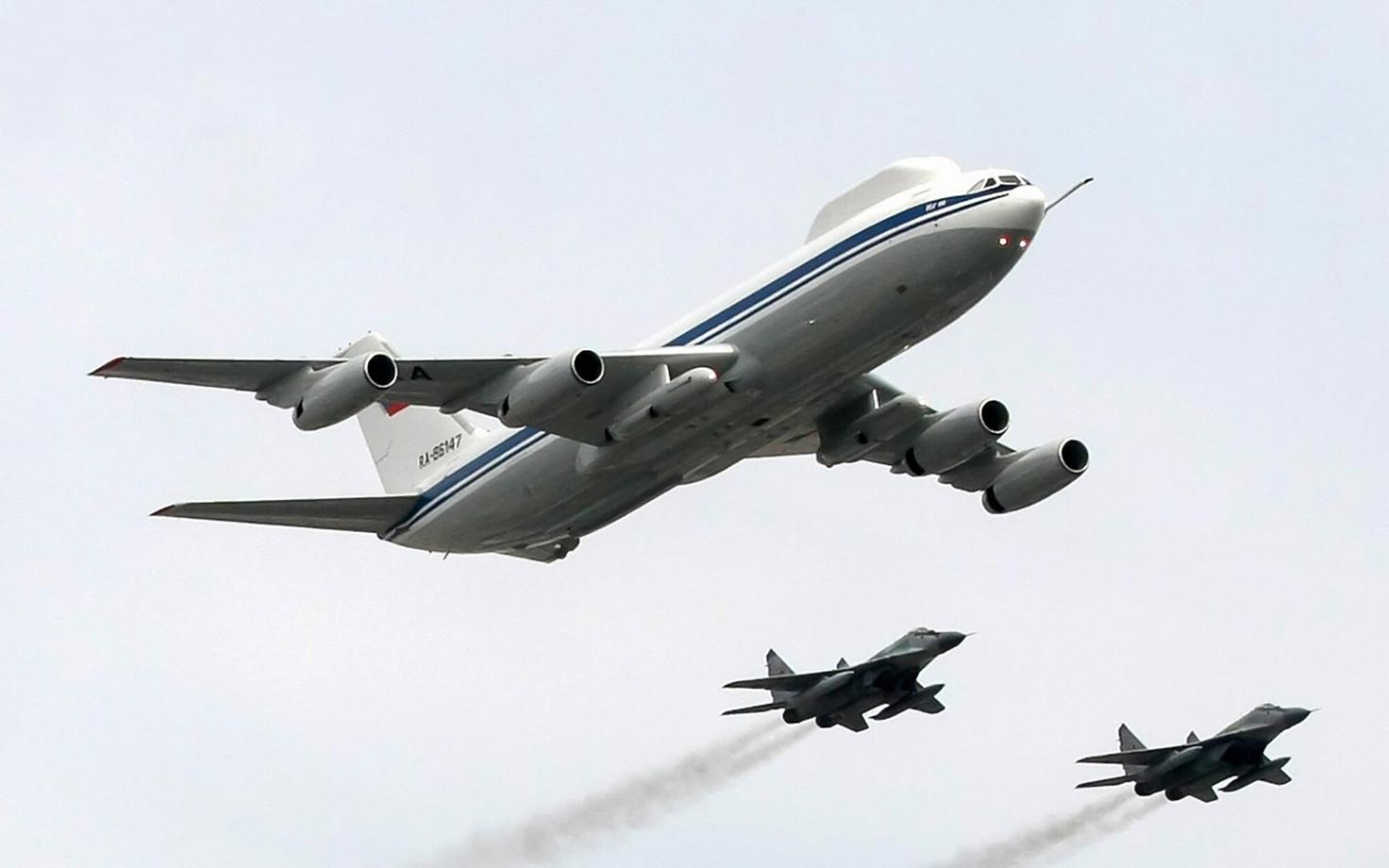 Iljušin Il-80 koos saatelennukitega