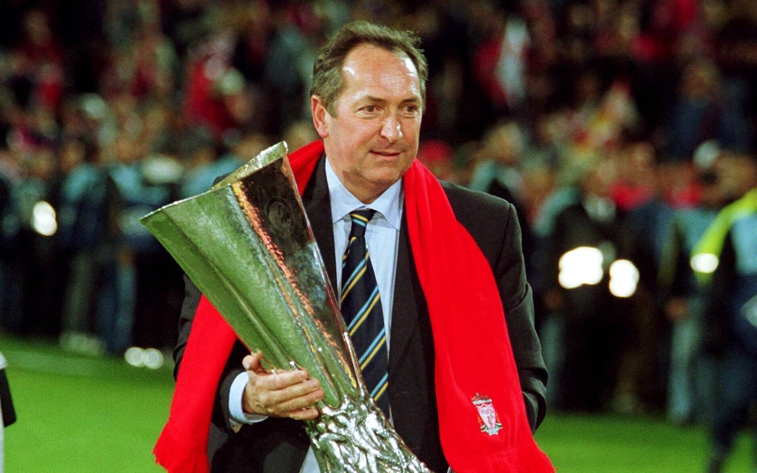 Gerard Houllier 2001. aastal võidetud UEFA karikaga