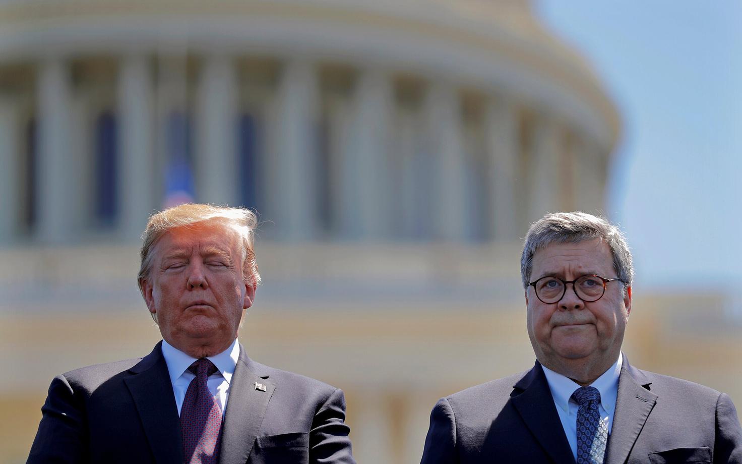 Donald Trump ja William Barr.