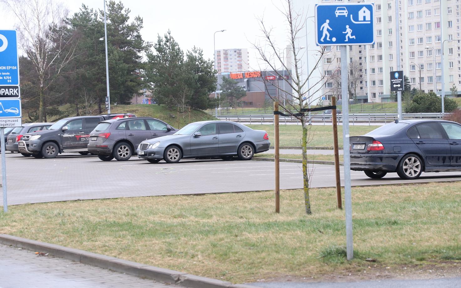 Parkla Lasnamäel, kus politseinikele otsa sõideti