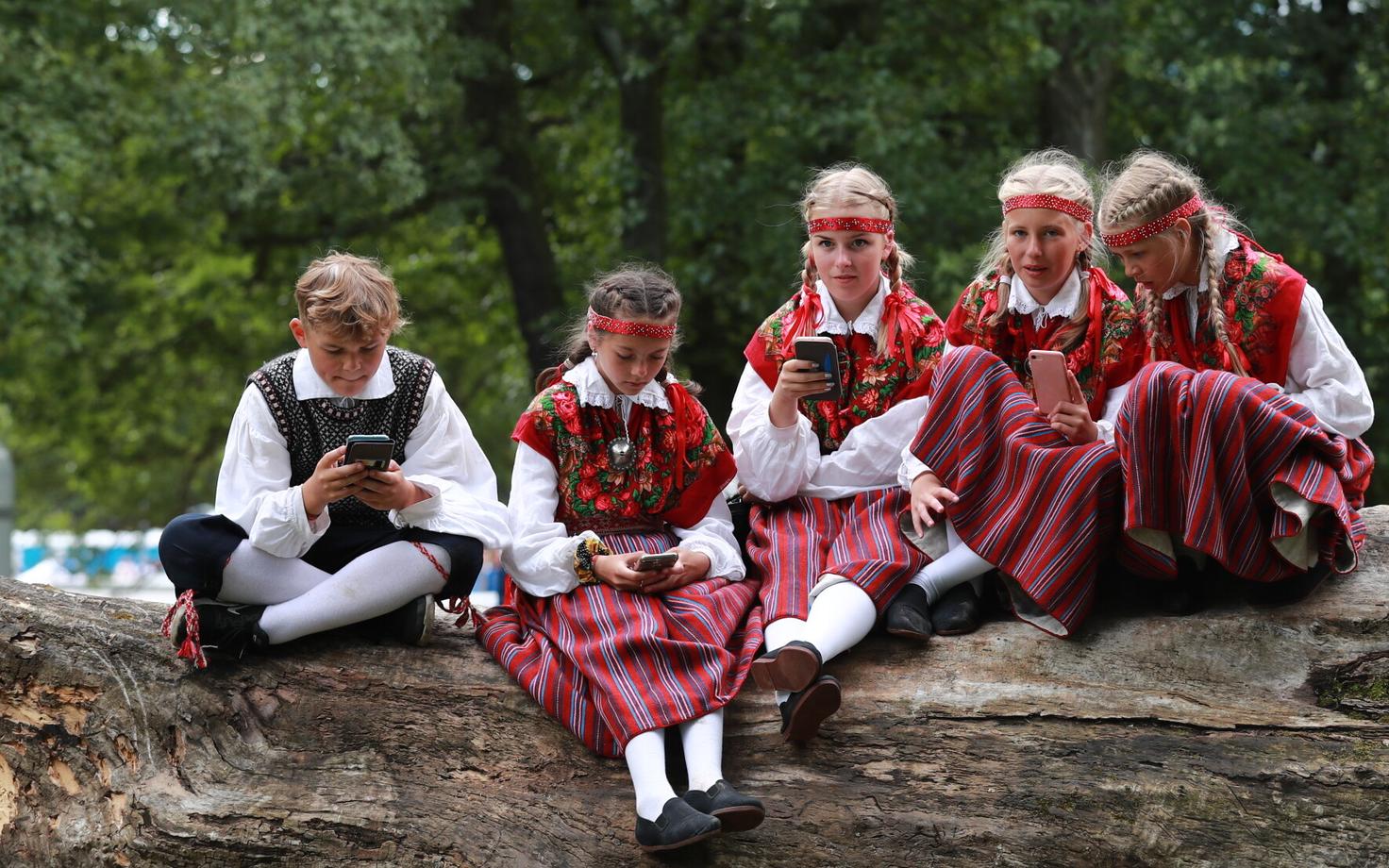 Epp Annuse sõnul sulandusid lõppeval kümnendil kokku paar sajandit vana maarahva-kujutelm ja Eesti selle sajandi digitaalne edulugu.