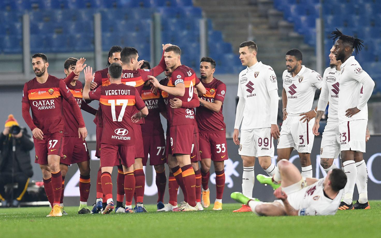 AS Roma mängijad Torino meeskonna ees väravat tähistamas.