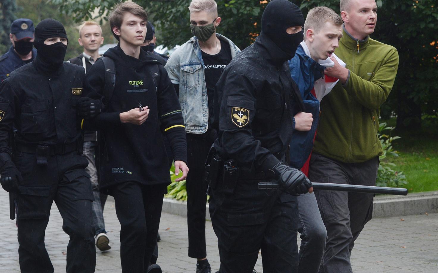 Valgevene miilitsa eriüksuslased tänaval kinnivõetud noorukeid ära viimas.