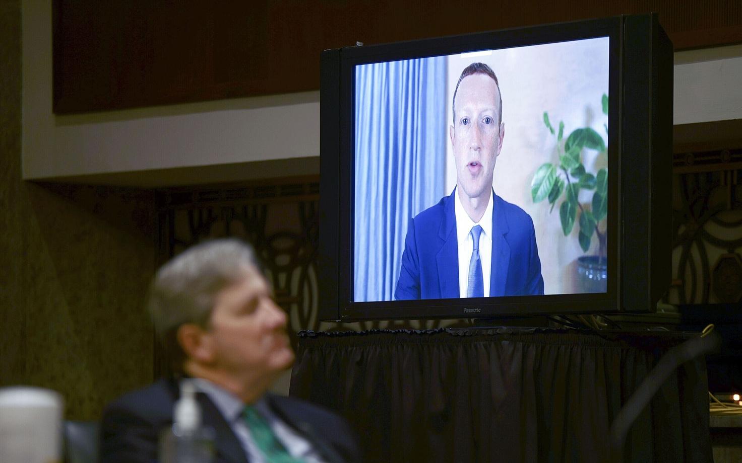 Facebooki tegevjuht Mark Zuckerberg USA senatis tunnistusi andmas
