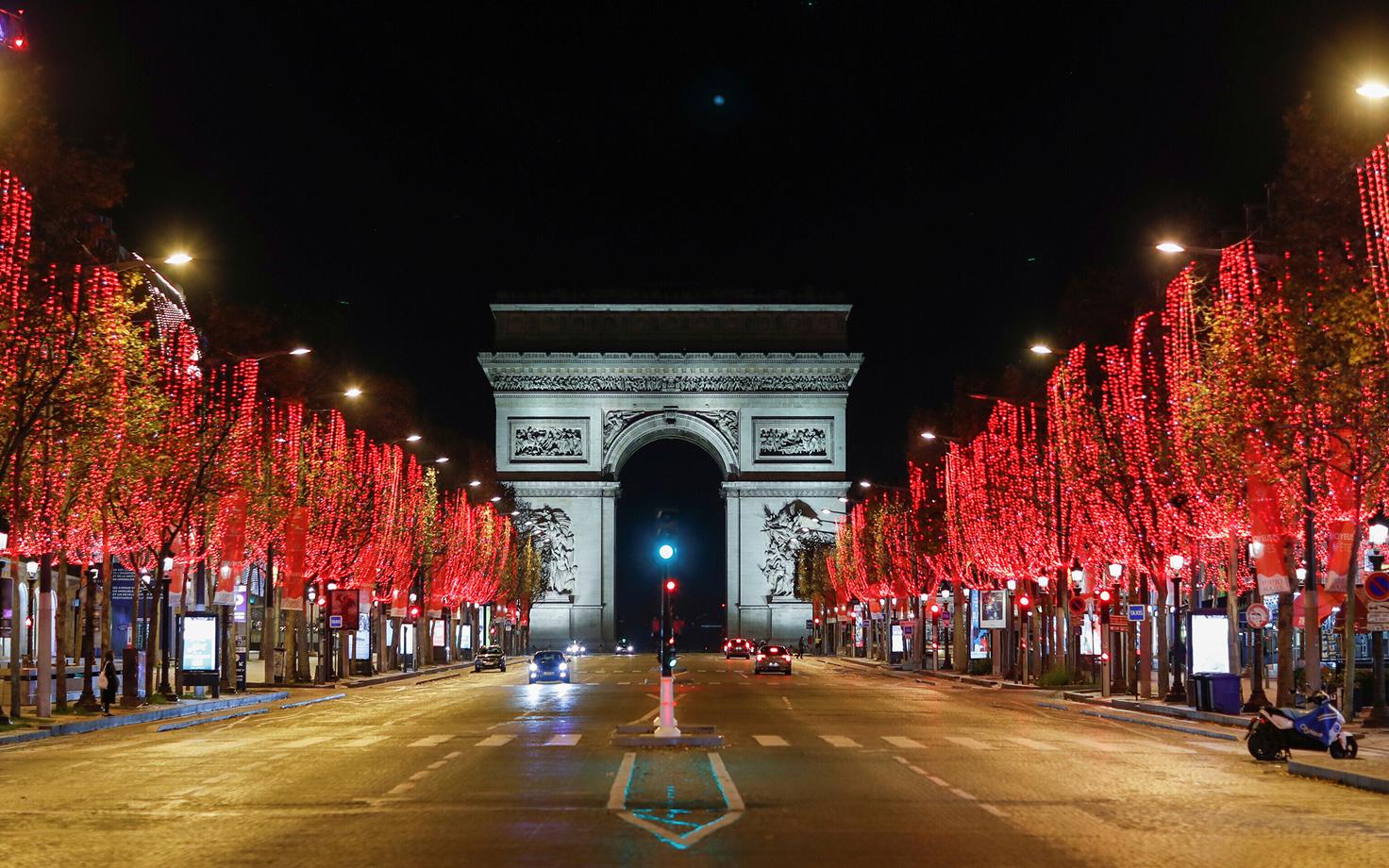 Pea tühi Champs Elysees Pariisis öise liikumiskeelu ajal