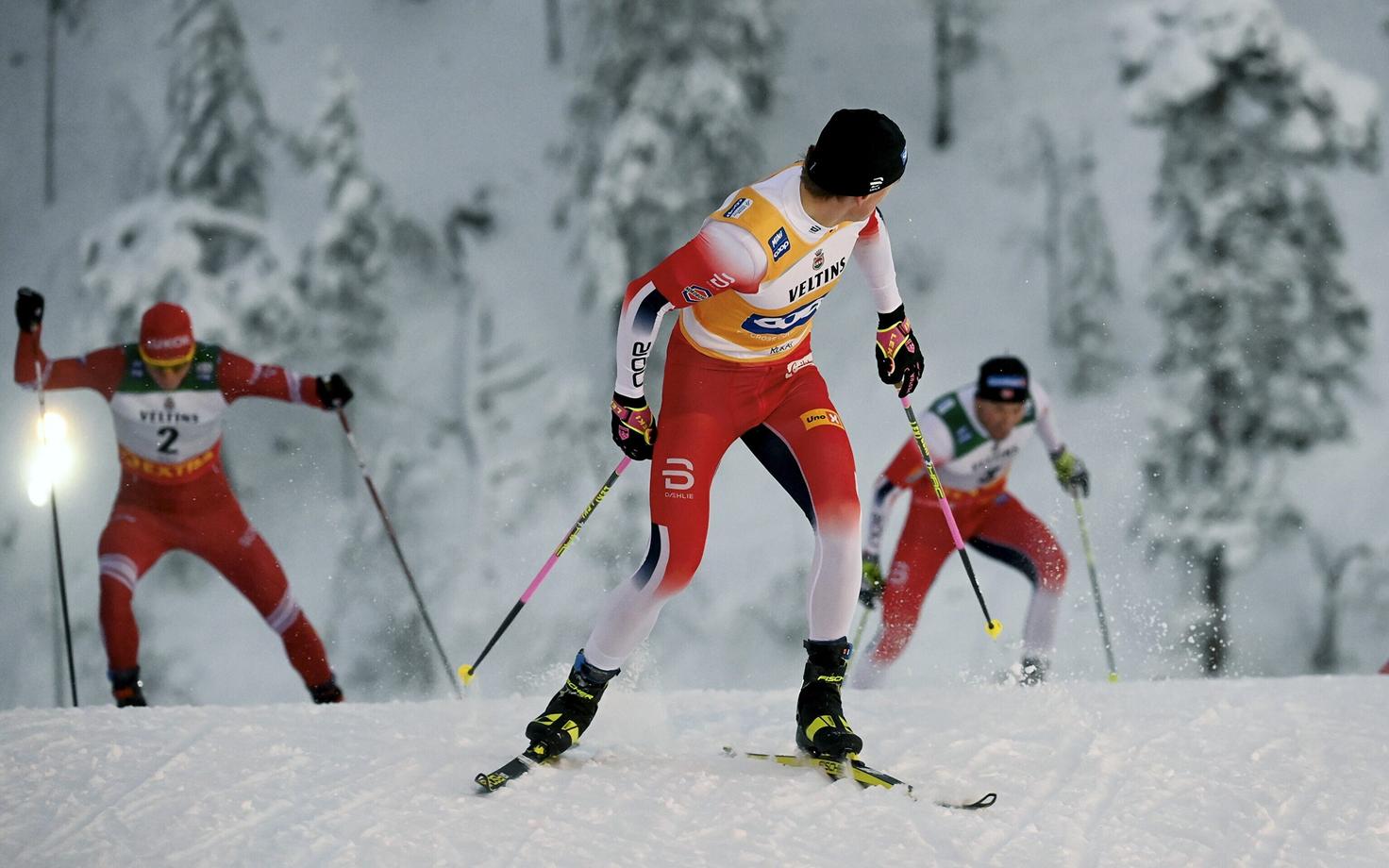 Johannes Hösflot Kläbo kiikamas selja taha