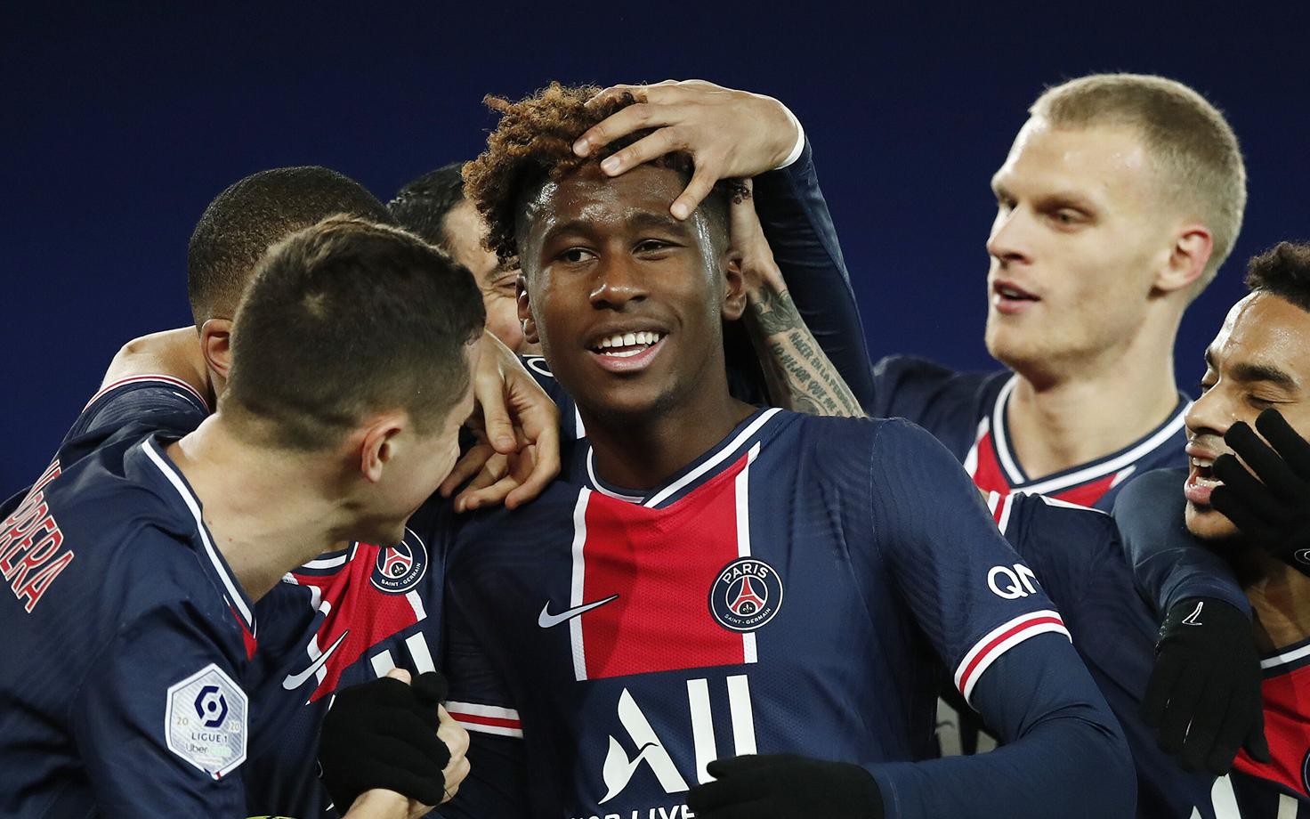 Timothee Pembele tähistamas meeskonnakaaslastega oma esimest väravat PSG värvides